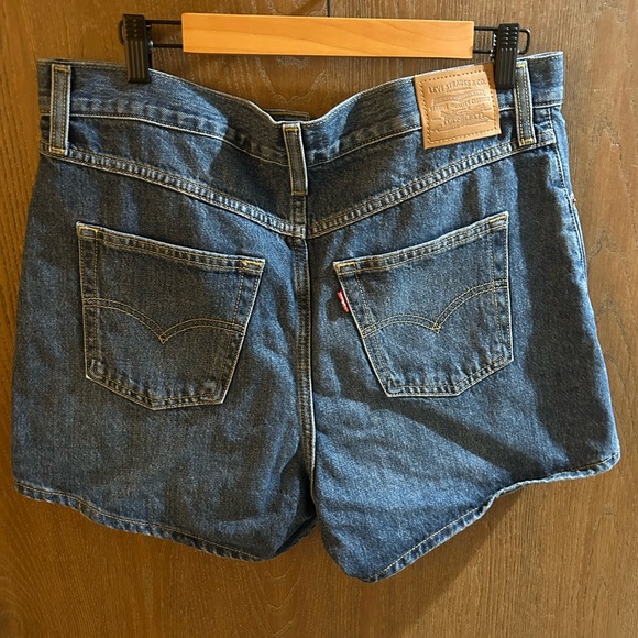 Levi’s 80’s Mom Denim Short - Picture 4 of 5